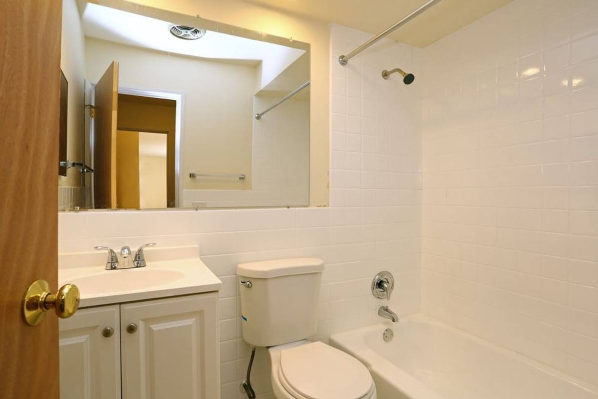 Apartment for rent at 6000-02 N Kenmore, Chicago, IL 60660
