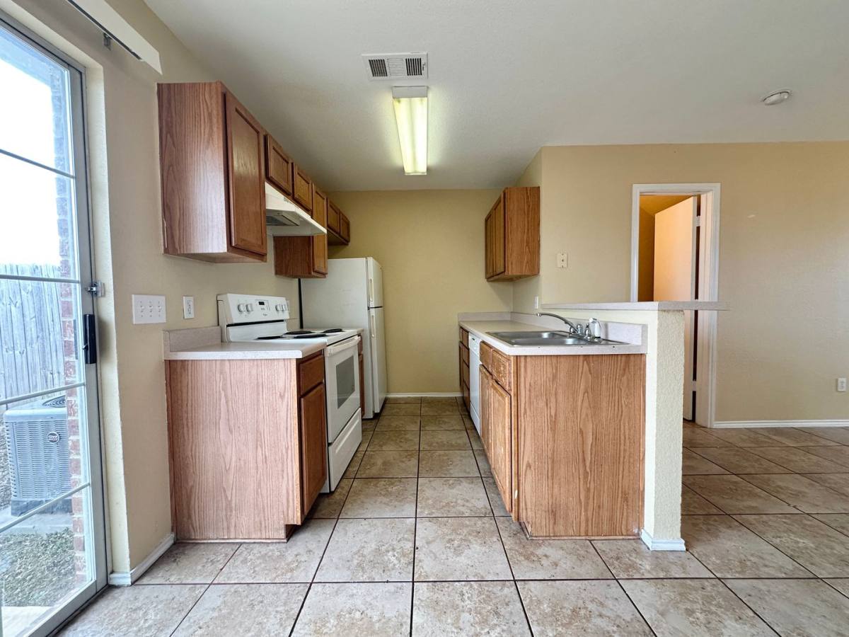 Townhouse for rent at 5910 Greengate Dr, Killeen, TX 76543