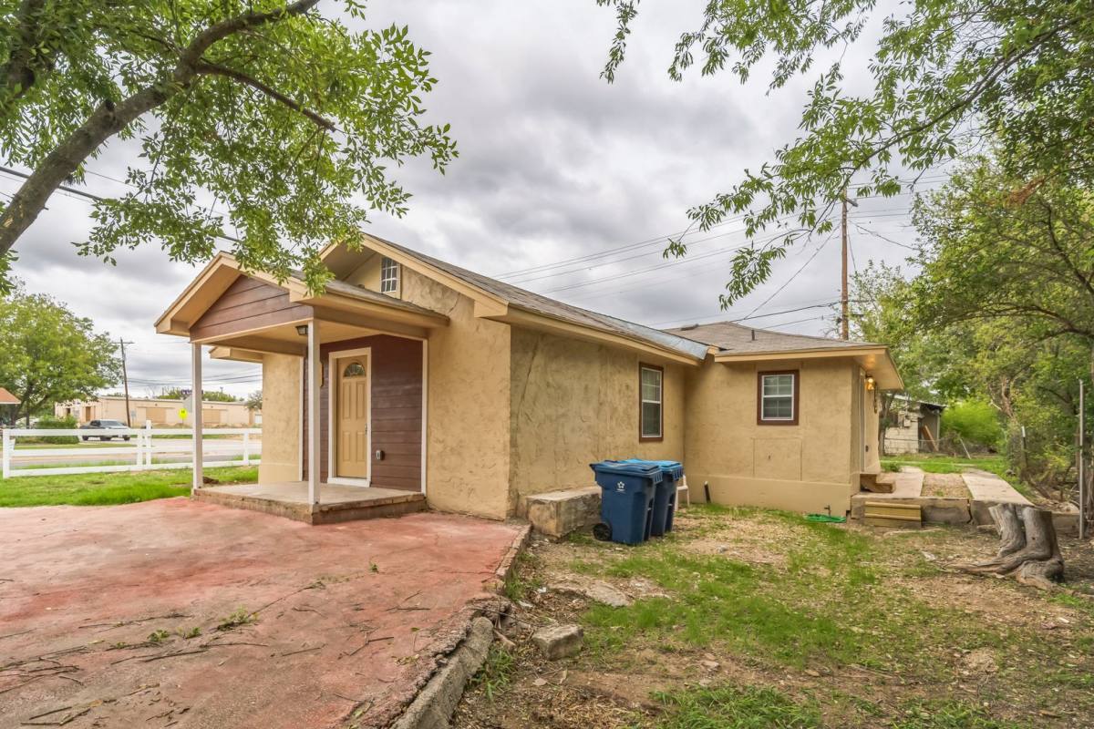 House for rent at 101 W Schriener St, Kerrville, TX 78028