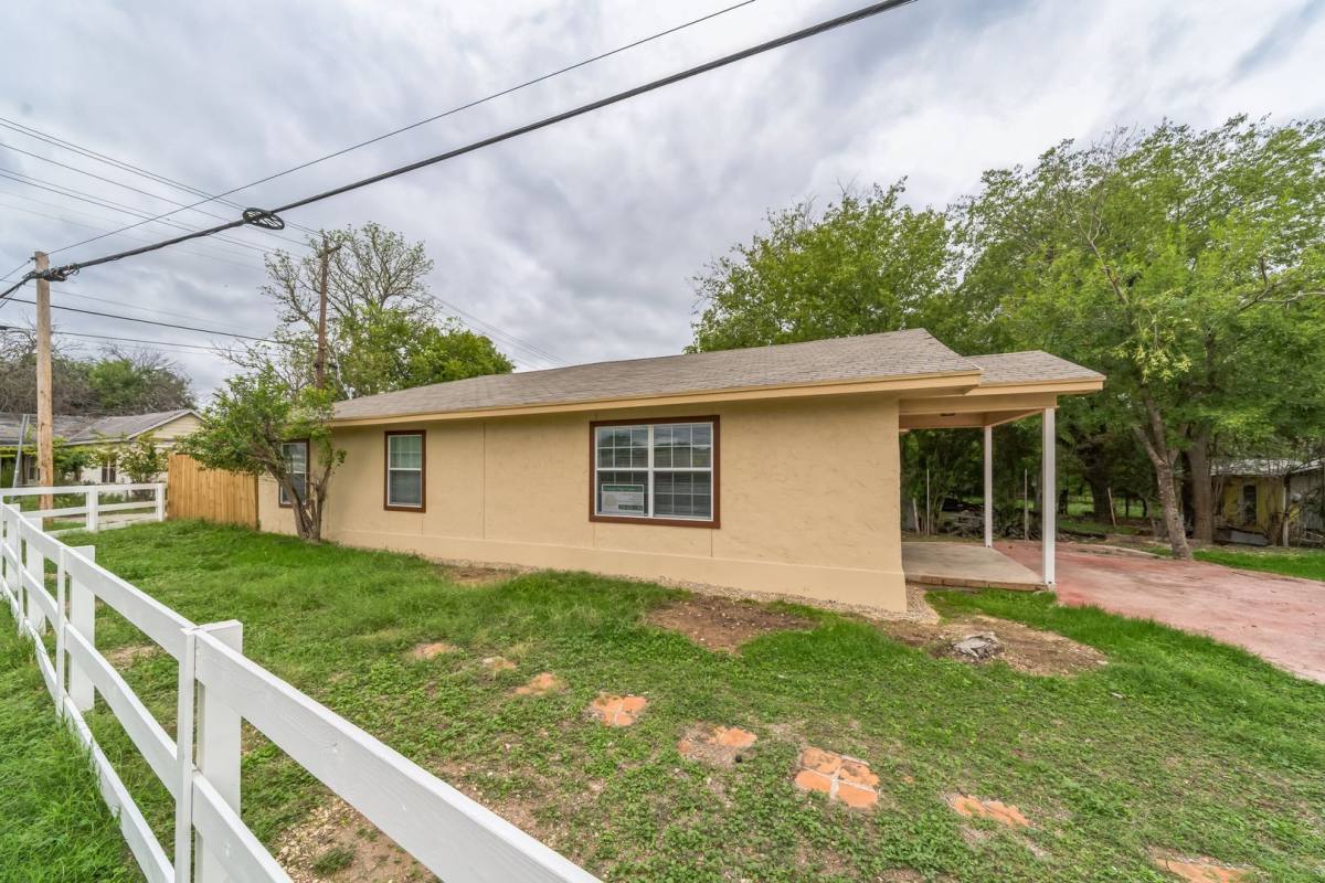 House for rent at 101 W Schriener St, Kerrville, TX 78028