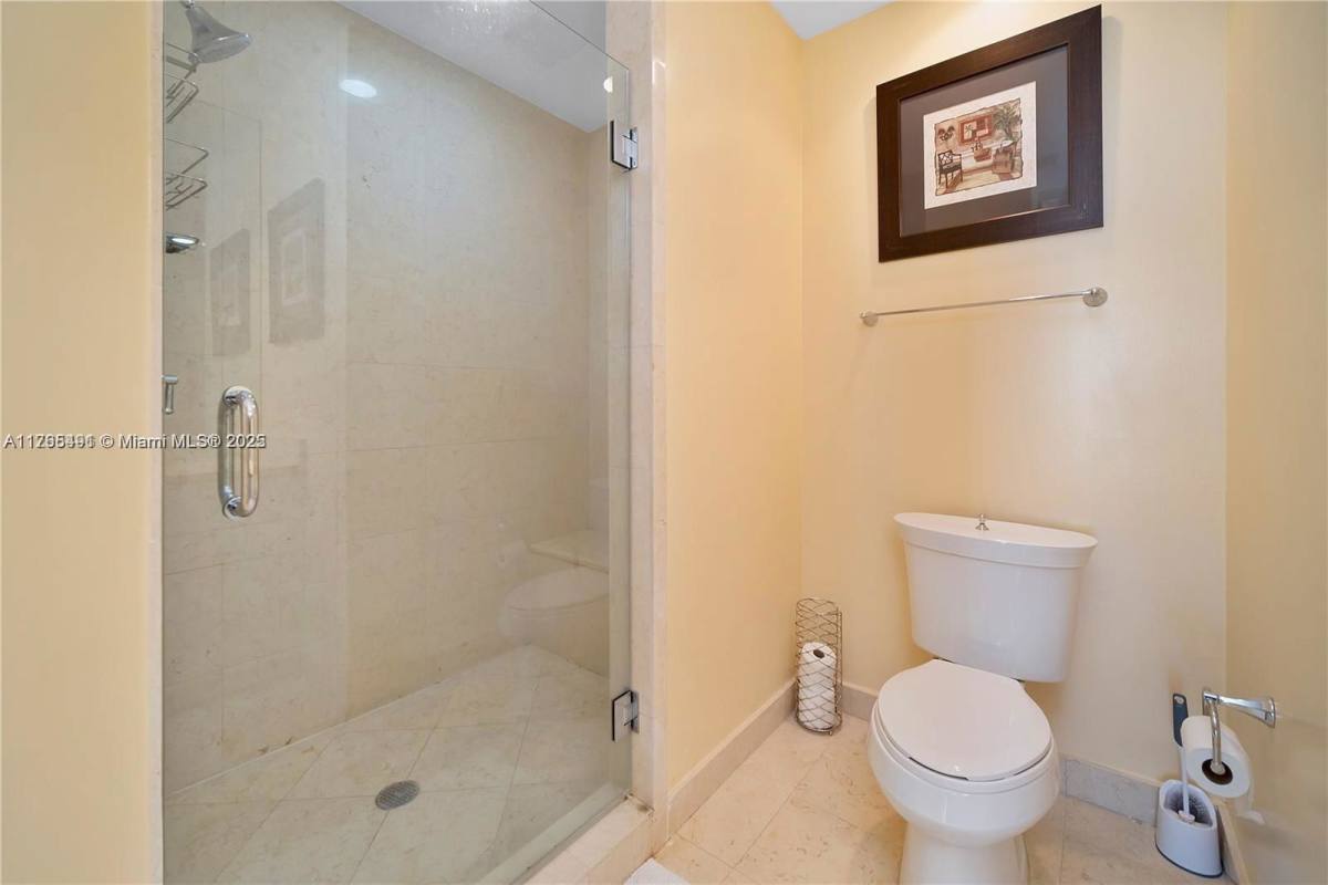 Apartment for rent at 19900 E Country Club Dr, Miami, FL 33180