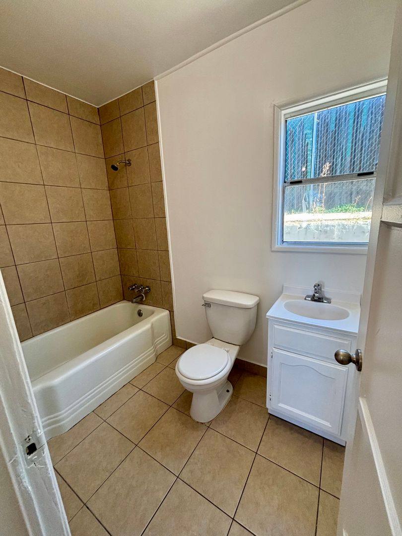 Apartment for rent at 7529 Foothill Blvd, Tujunga, CA 91042