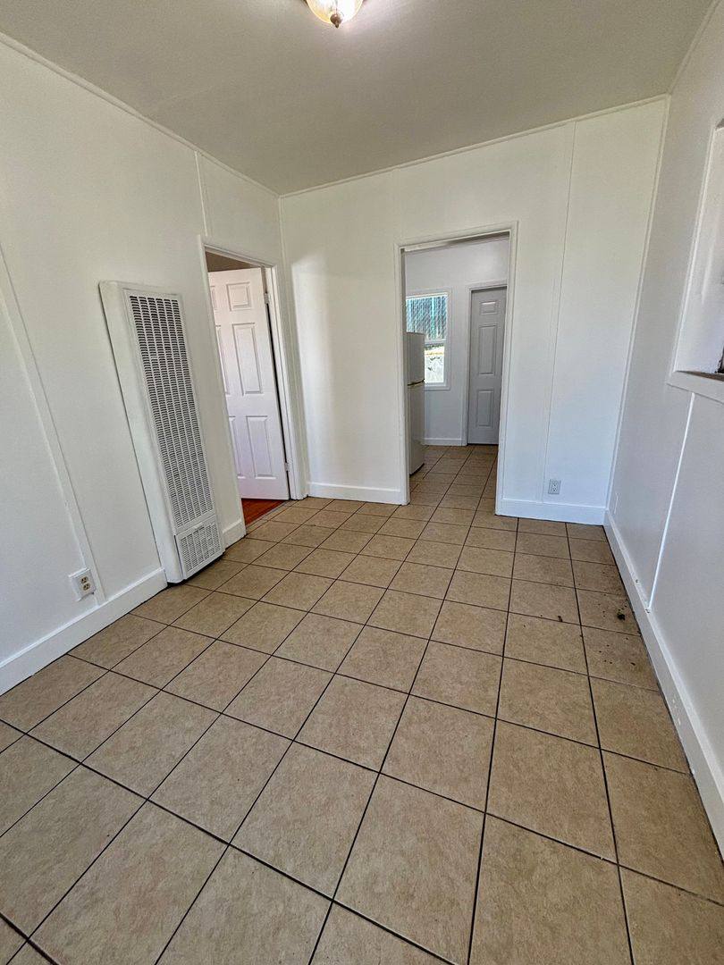 Apartment for rent at 7529 Foothill Blvd, Tujunga, CA 91042