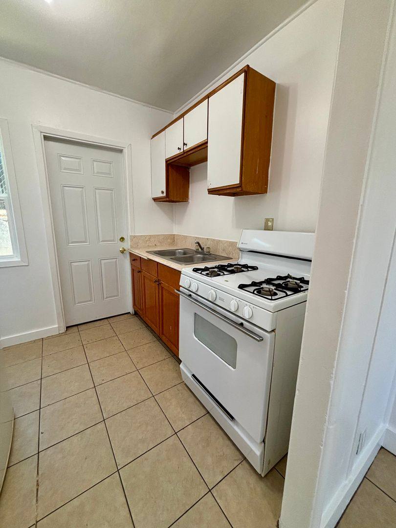 Apartment for rent at 7529 Foothill Blvd, Tujunga, CA 91042