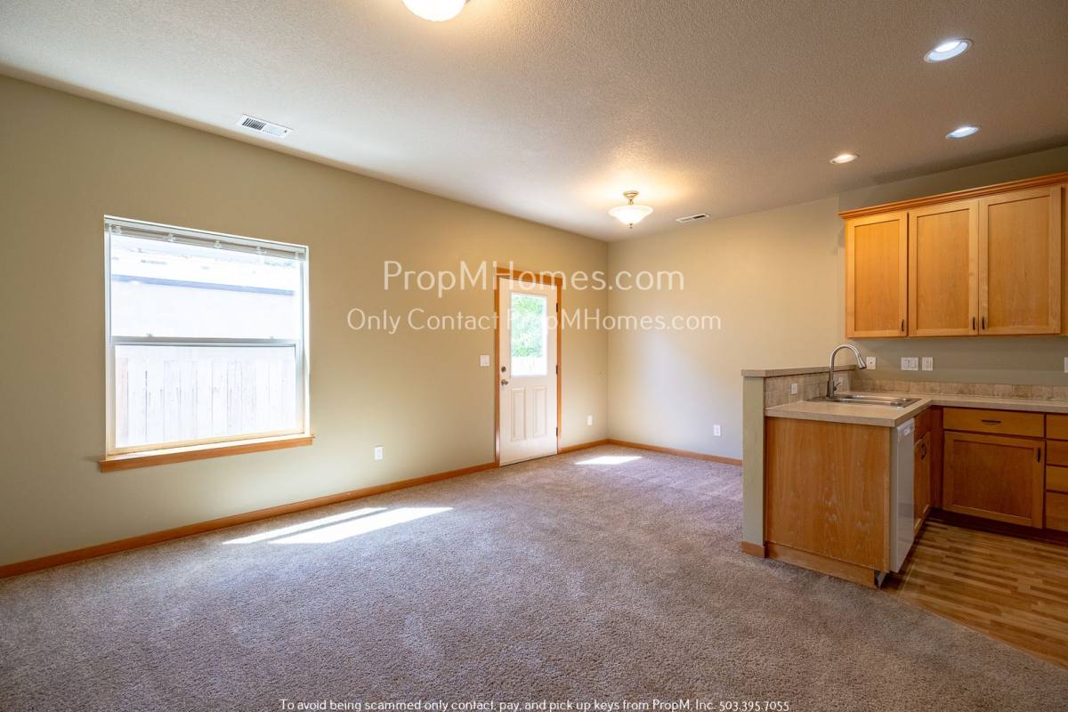 Townhouse for rent at 2611 SE 105th Ave, Portland, OR 97266
