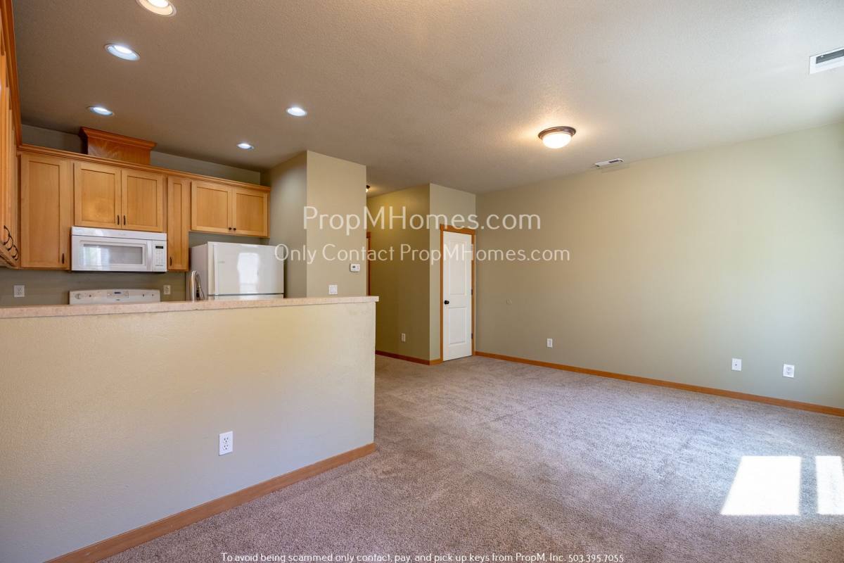 Townhouse for rent at 2611 SE 105th Ave, Portland, OR 97266