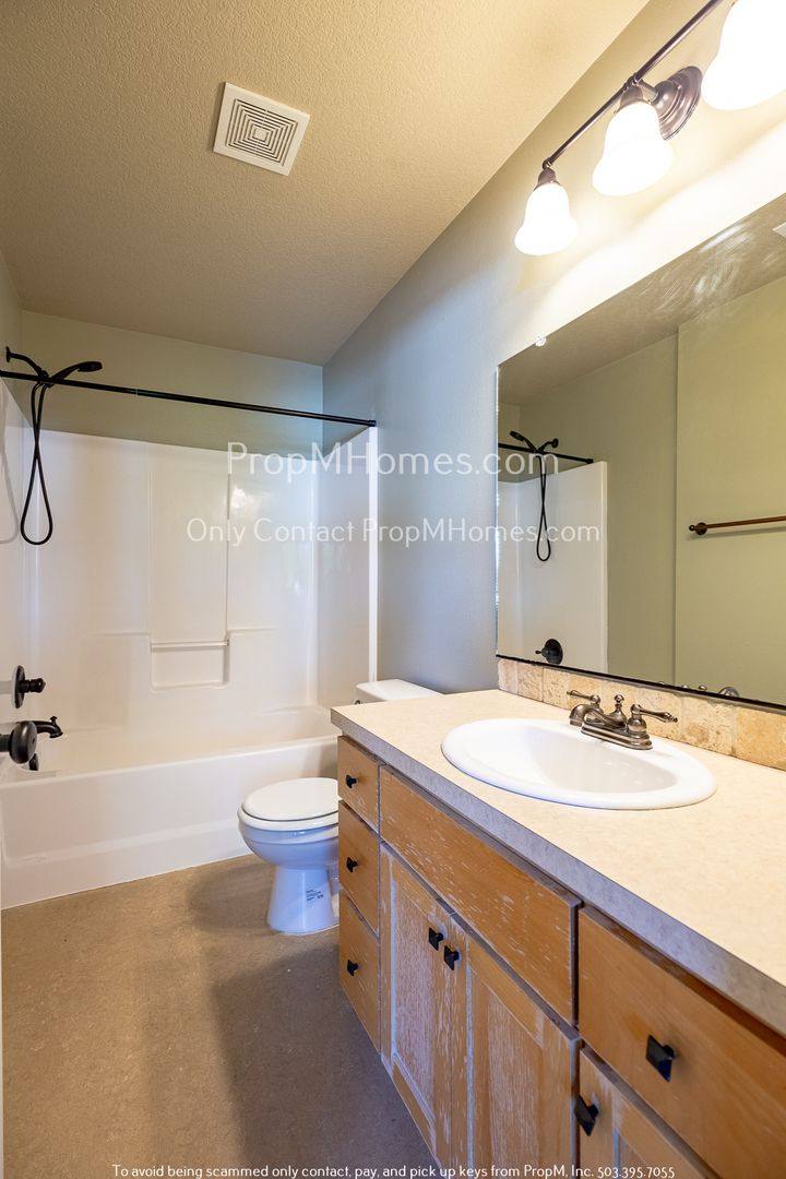 Townhouse for rent at 2611 SE 105th Ave, Portland, OR 97266
