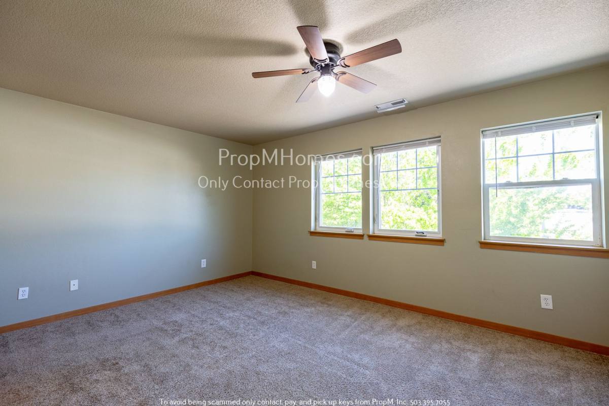 Townhouse for rent at 2611 SE 105th Ave, Portland, OR 97266