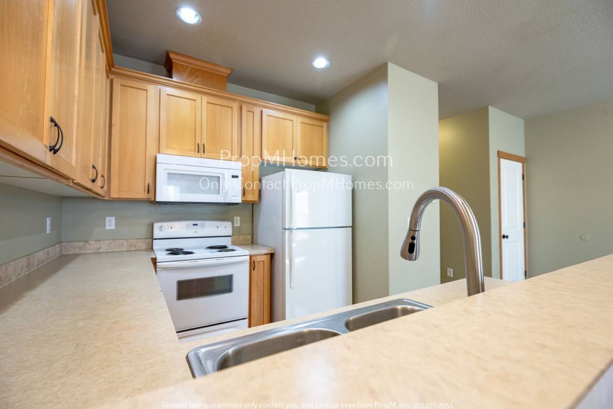 Townhouse for rent at 2611 SE 105th Ave, Portland, OR 97266
