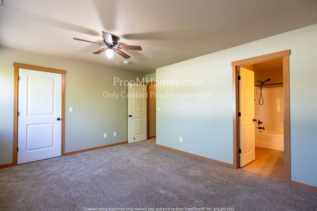 Townhouse for rent at 2611 SE 105th Ave, Portland, OR 97266