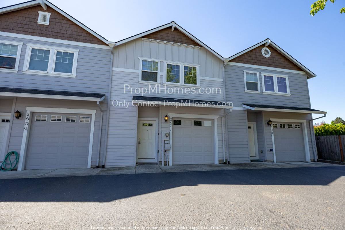 Townhouse for rent at 2611 SE 105th Ave, Portland, OR 97266