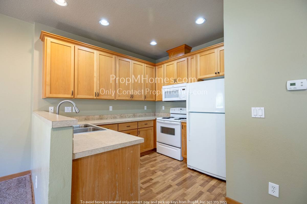 Townhouse for rent at 2611 SE 105th Ave, Portland, OR 97266