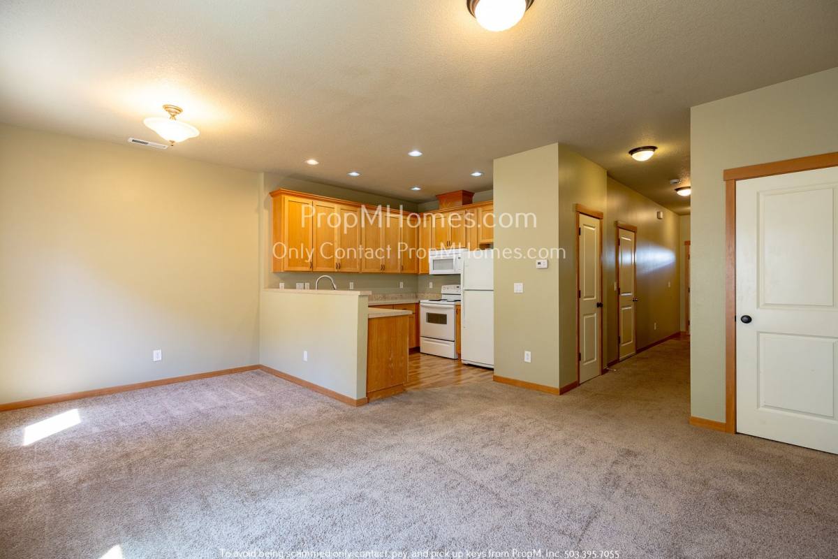 Townhouse for rent at 2611 SE 105th Ave, Portland, OR 97266