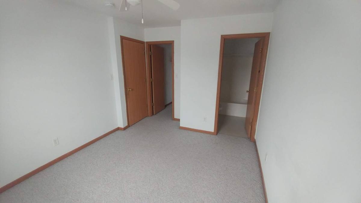 Apartment for rent at 998 Regent Dr, Dekalb, IL 60115