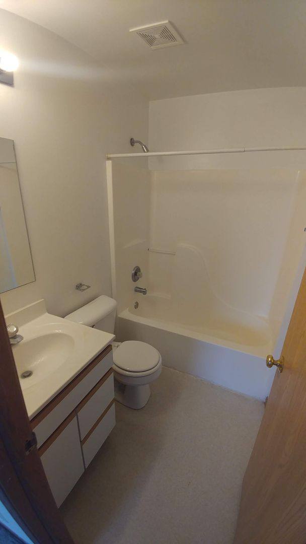 Apartment for rent at 998 Regent Dr, Dekalb, IL 60115