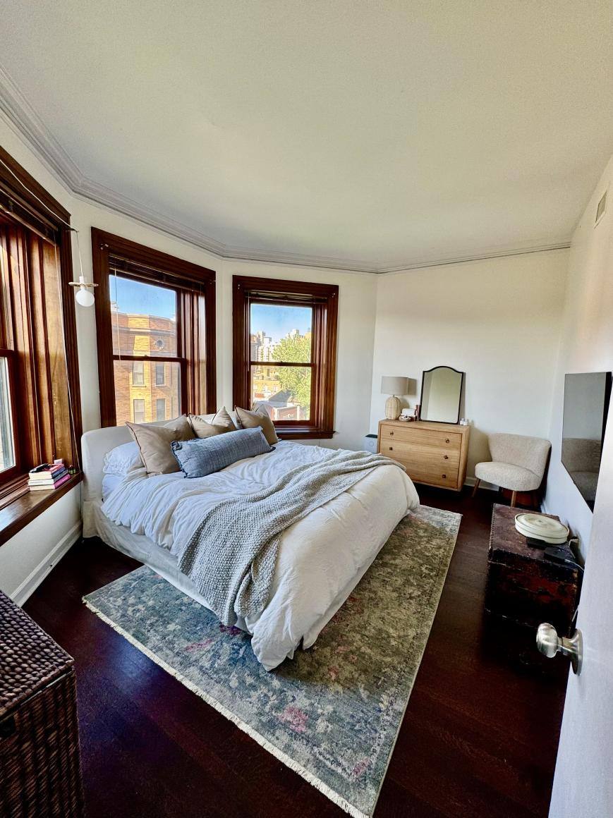 Apartment for rent at 559 W Surf #501, Chicago, IL 60657