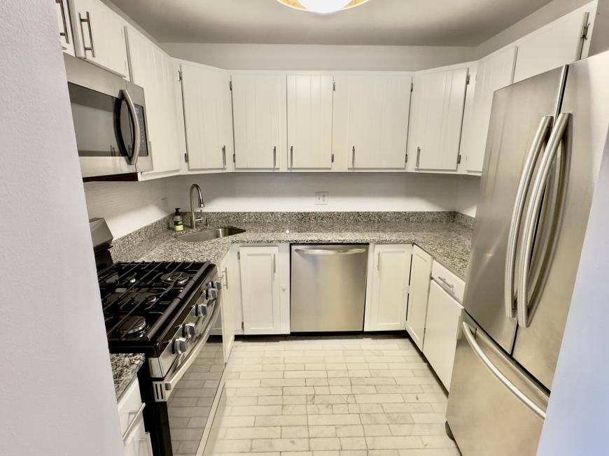 Apartment for rent at 559 W Surf #501, Chicago, IL 60657