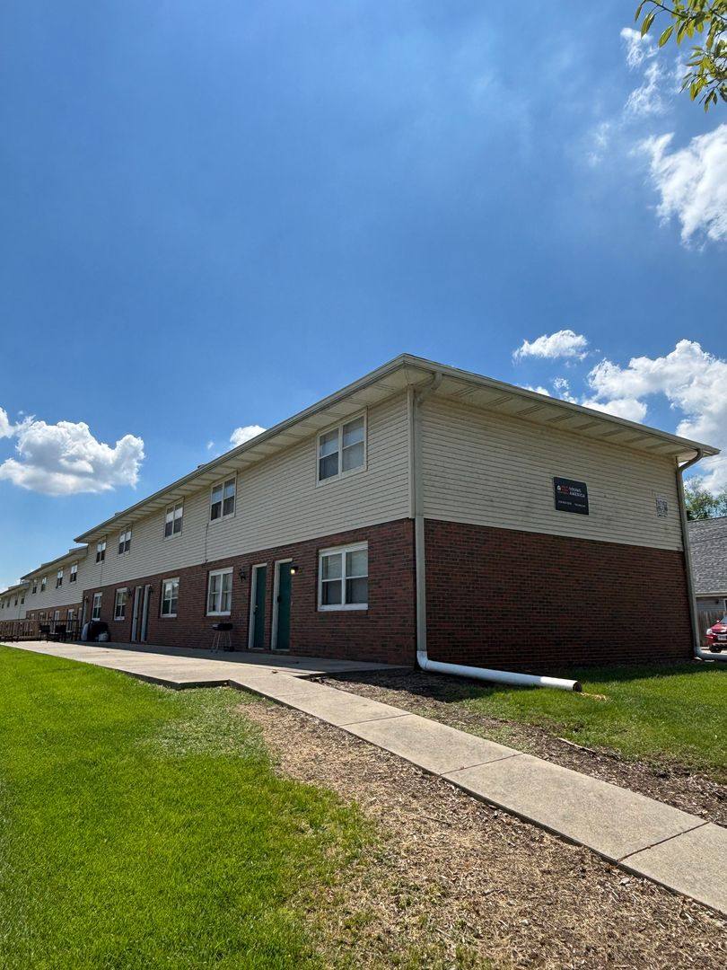 Townhouse for rent at 101 E Lincoln, Normal, IL 61761