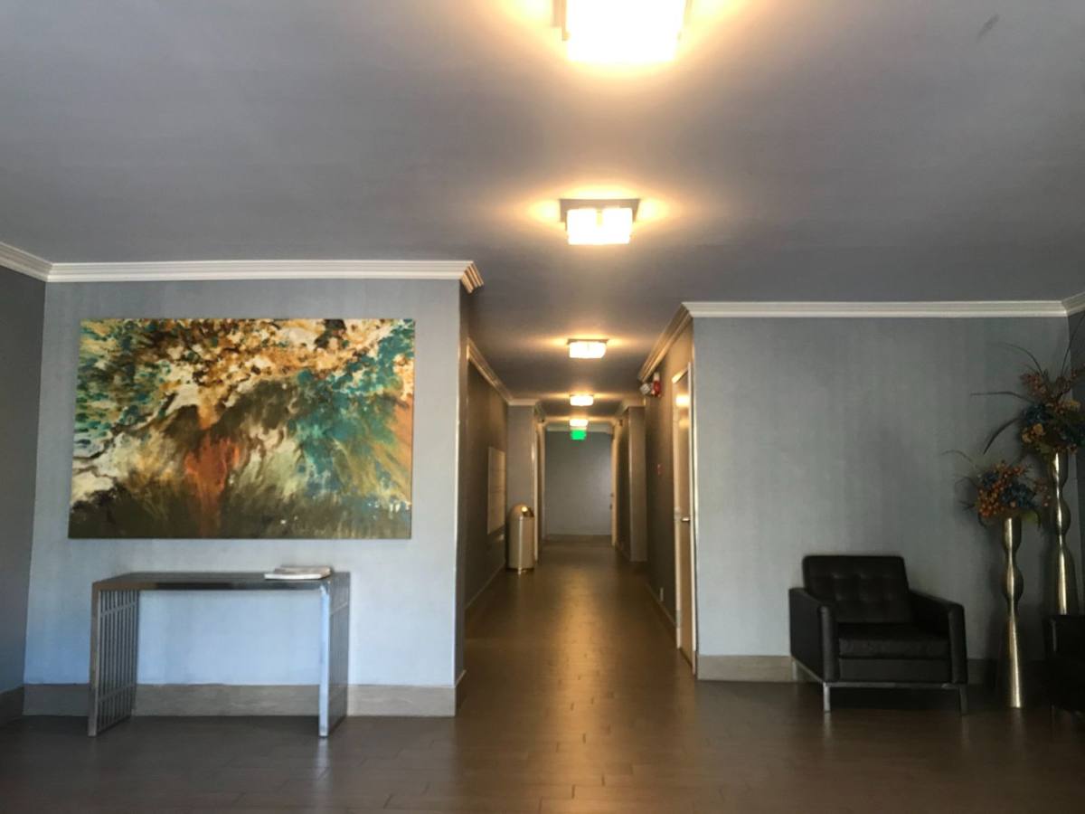 Apartment for rent at 468 S Roxbury Dr, Beverly Hills, CA 90212