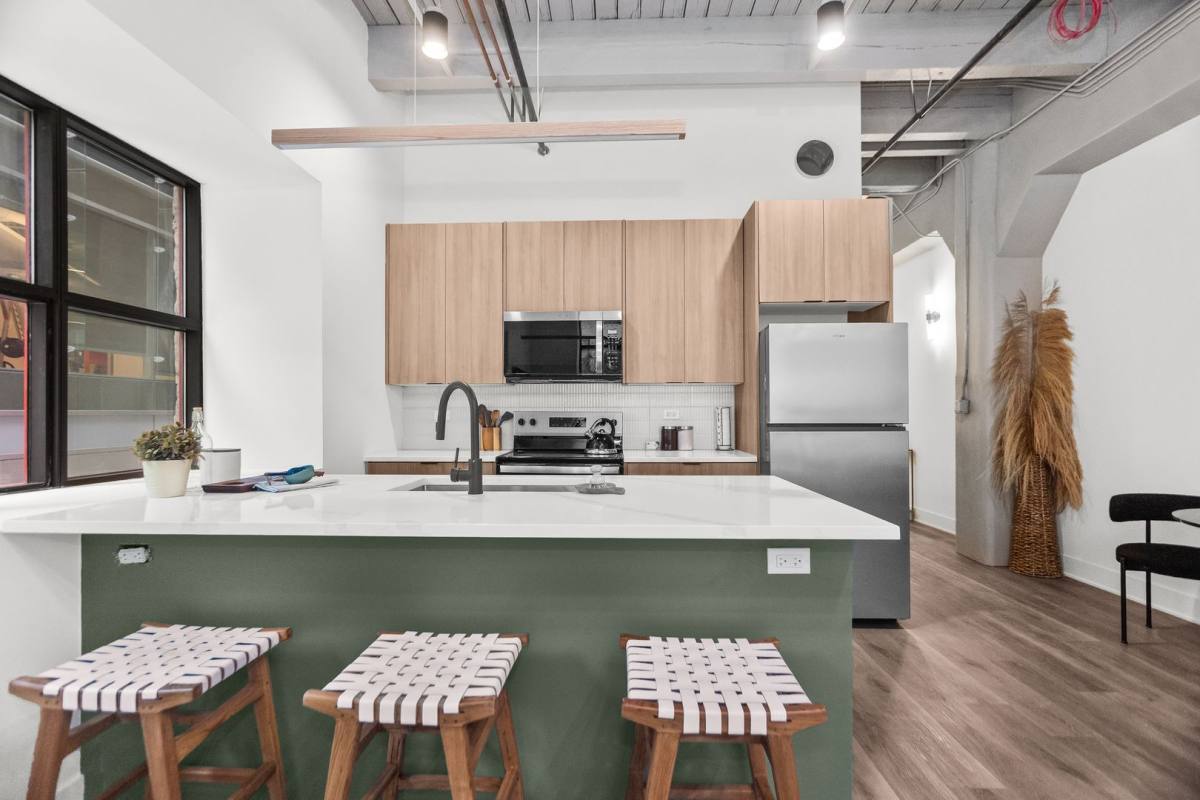 Apartment for rent at 813 W Evergreen Ave, Chicago, IL 60642