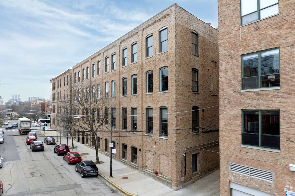 Apartment for rent at 813 W Evergreen Ave, Chicago, IL 60642