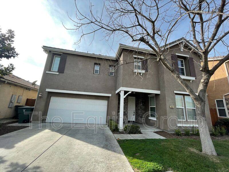 House for rent at 3237 N Winslow St, Visalia, CA 93291