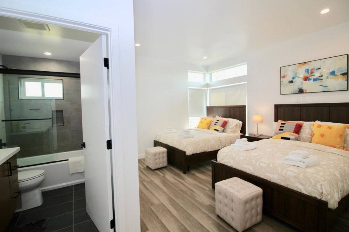 Apartment for rent at 1416 S Cloverdale Ave, Los Angeles, CA 90019