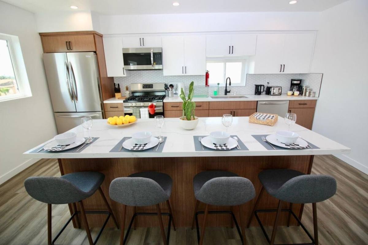 Apartment for rent at 1416 S Cloverdale Ave, Los Angeles, CA 90019