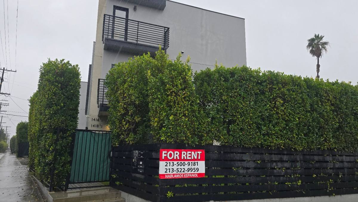 Apartment for rent at 1416 S Cloverdale Ave, Los Angeles, CA 90019