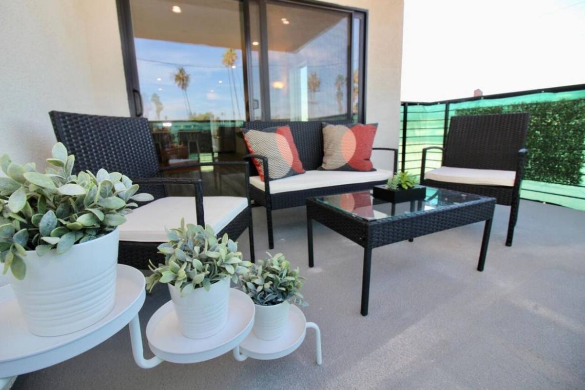 Apartment for rent at 1416 S Cloverdale Ave, Los Angeles, CA 90019