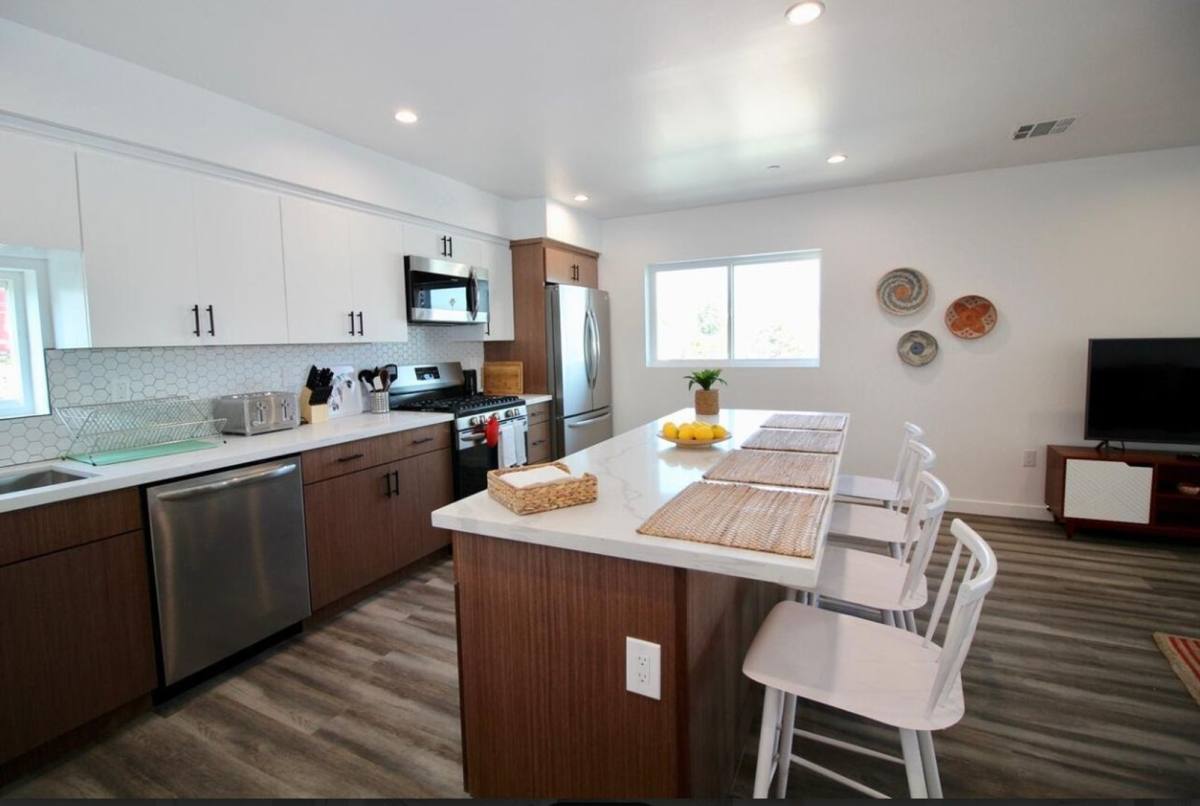 Apartment for rent at 1416 S Cloverdale Ave, Los Angeles, CA 90019