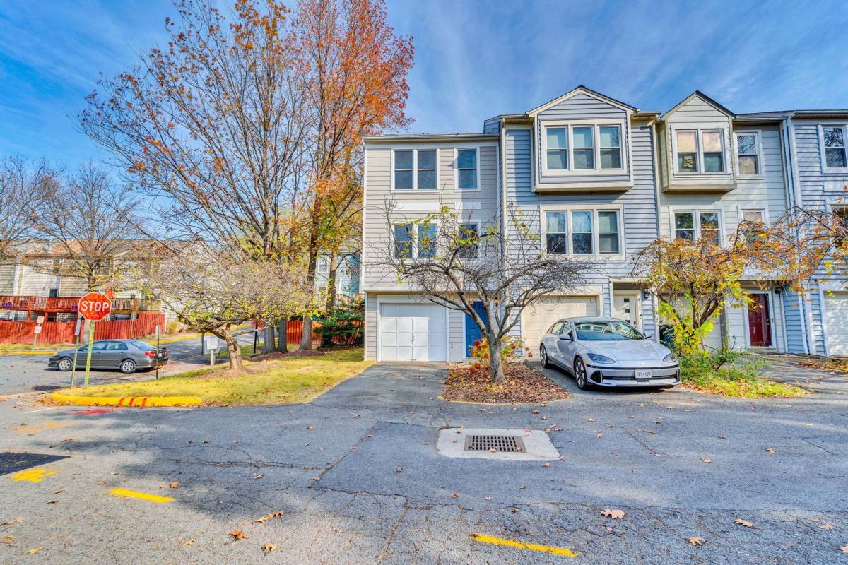 Townhouse for rent at 6146 Brook Dr, Falls Church, VA 22044