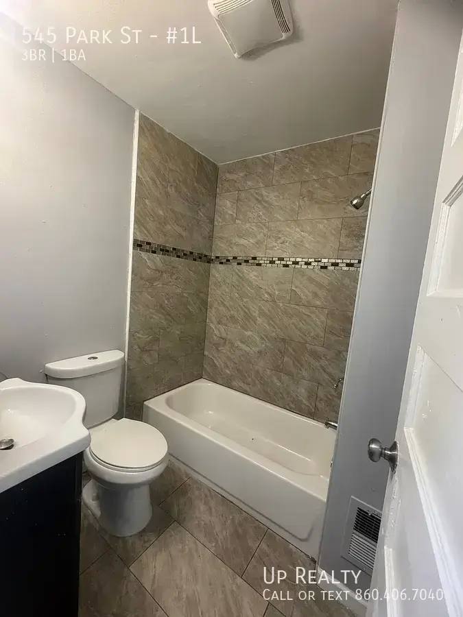 House for rent at 545 Park St #1L, Bridgeport, CT 06608