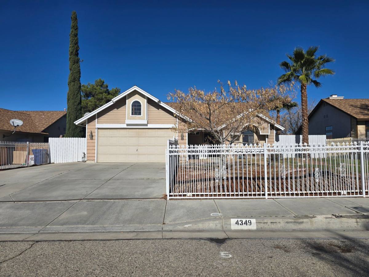 House for rent at 4349 E Ave, Palmdale, CA 93552