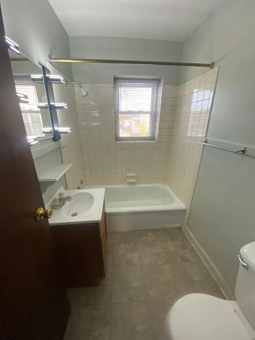 Apartment for rent at 924 State St, Bettendorf, IA 52722
