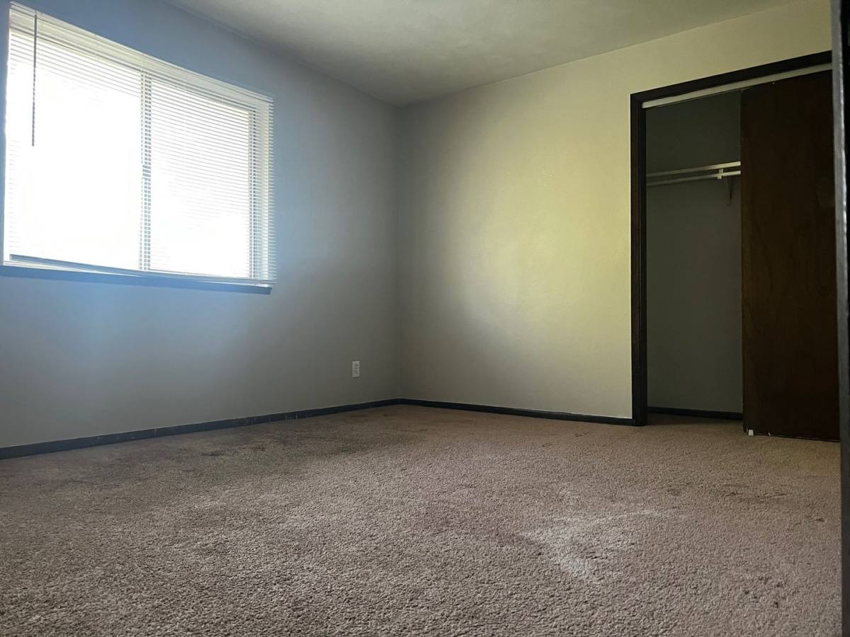 Apartment for rent at 1630 W 42nd St, Davenport, IA 52806
