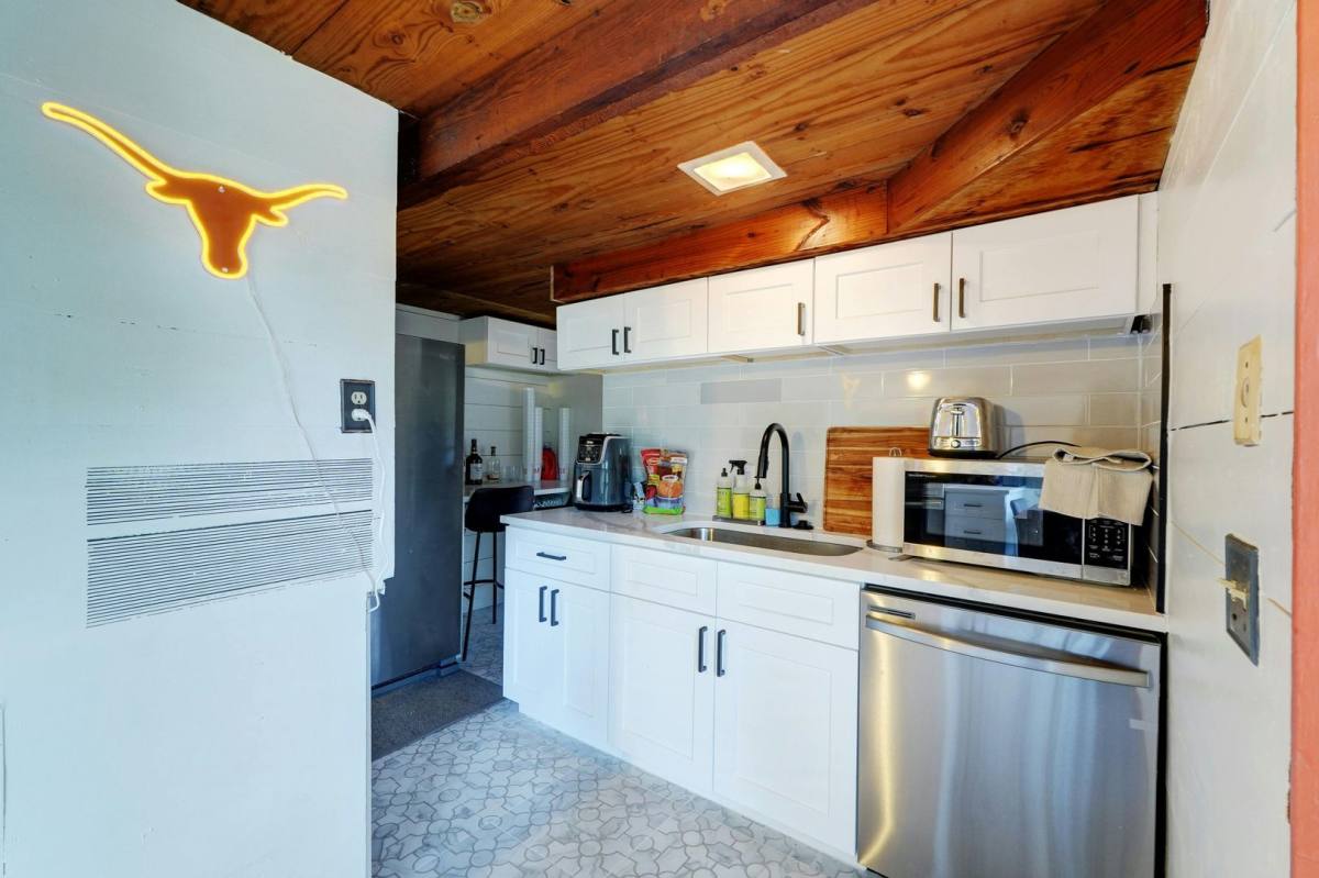 Townhouse for rent at 1902 David St, Austin, TX 78705