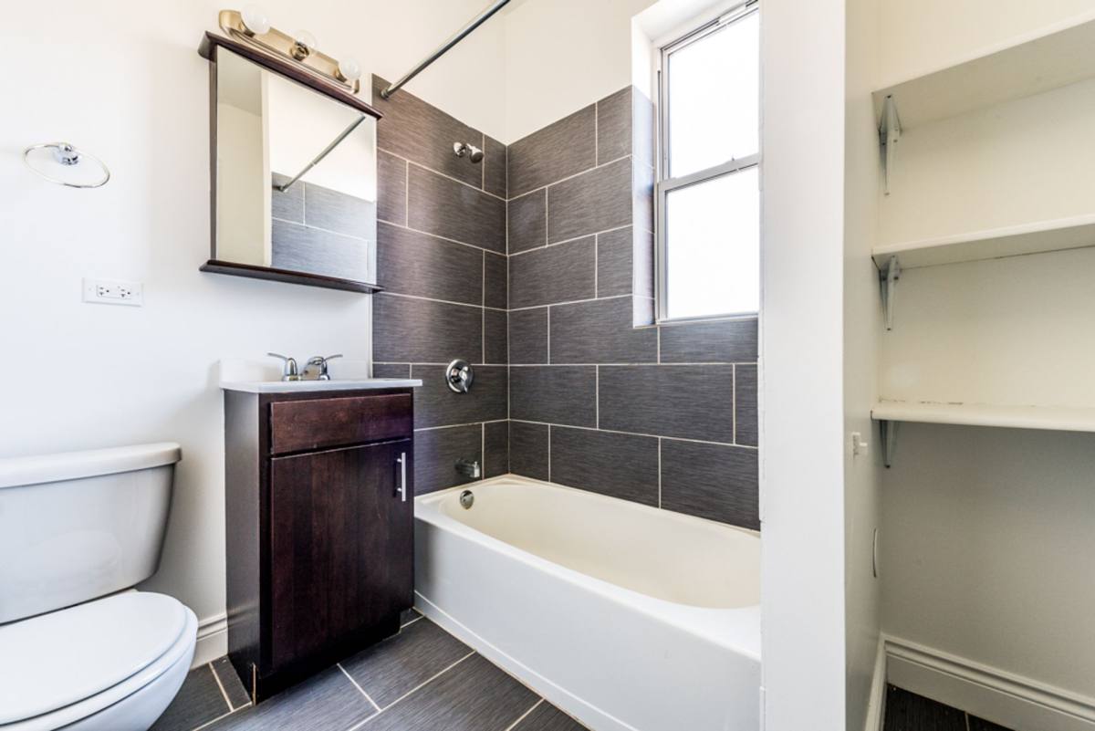 Apartment for rent at 1030 E 47th St, Chicago, IL 60653