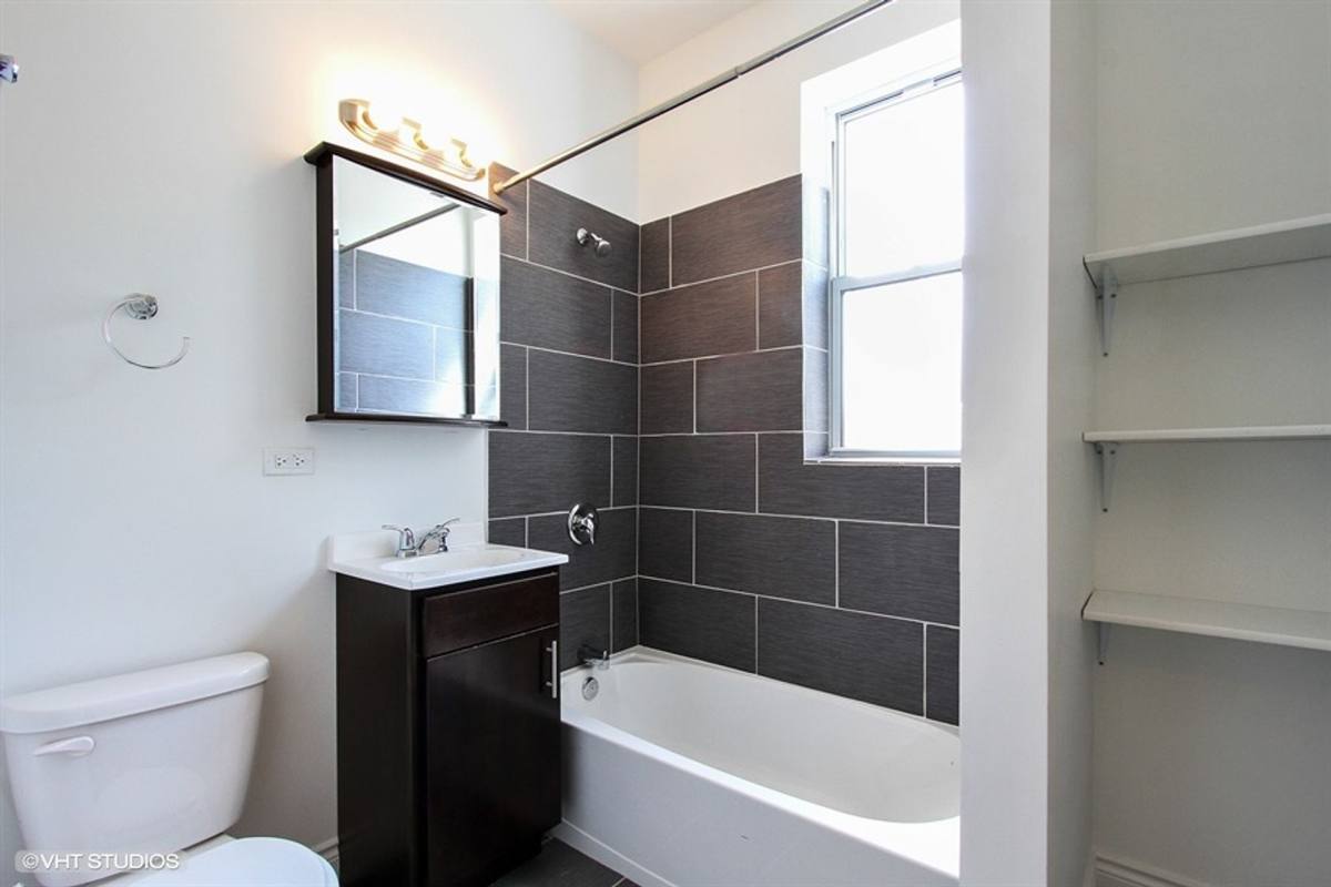 Apartment for rent at 1030 E 47th St, Chicago, IL 60653