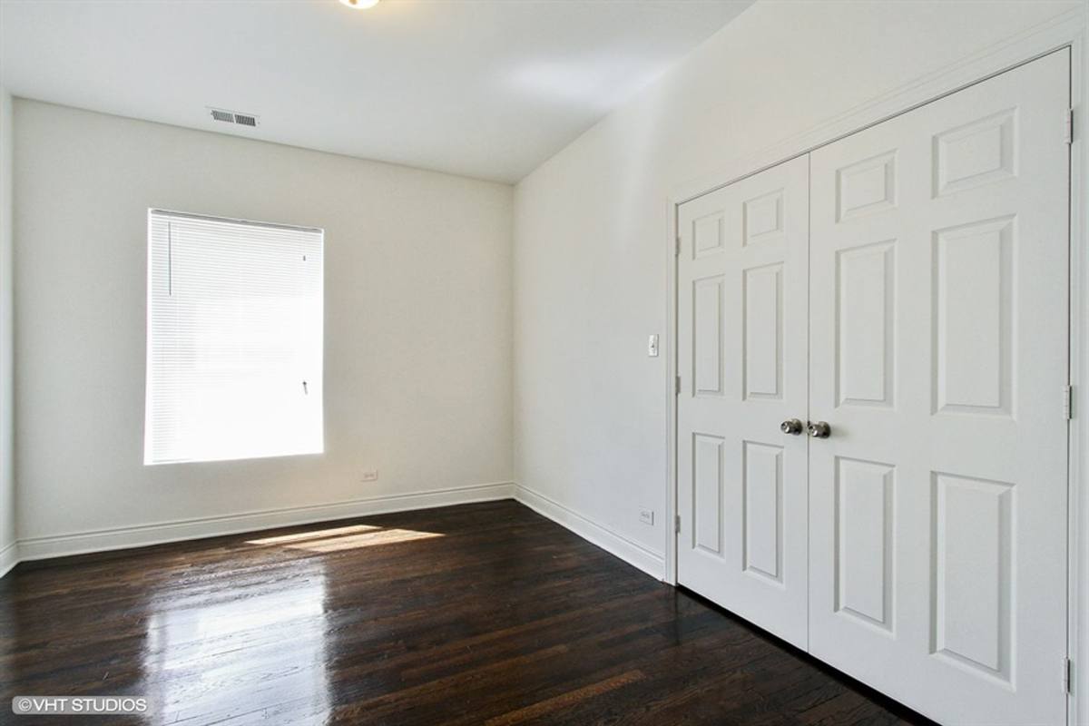 Apartment for rent at 1030 E 47th St, Chicago, IL 60653