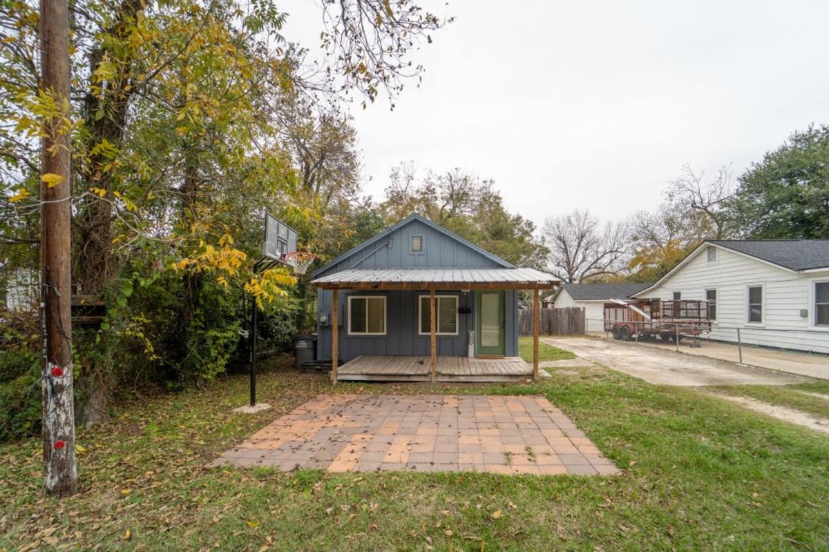 House for rent at 1006 W N St, Victoria, TX 77901