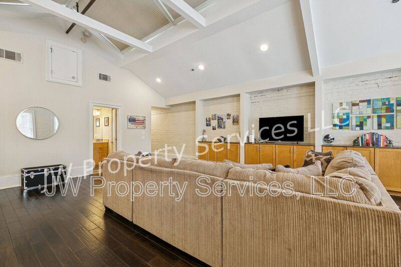 Condo for rent at 339 Corondelet St #4F, New Orleans, LA 70130