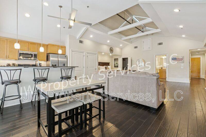 Condo for rent at 339 Corondelet St #4F, New Orleans, LA 70130
