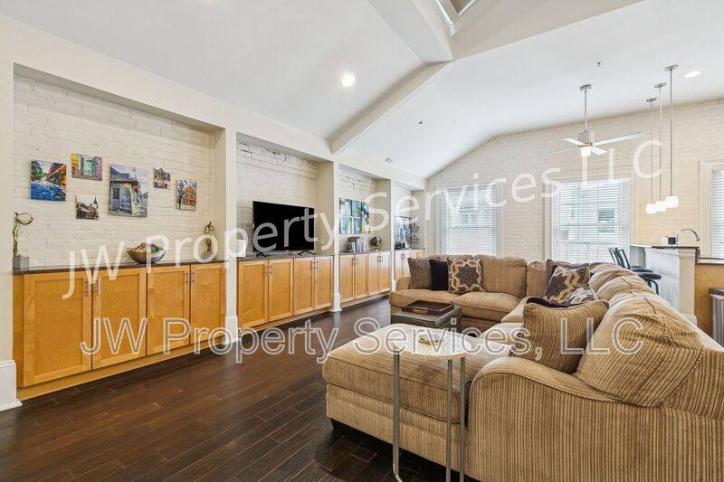 Condo for rent at 339 Corondelet St #4F, New Orleans, LA 70130