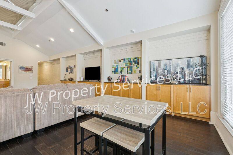 Condo for rent at 339 Corondelet St #4F, New Orleans, LA 70130