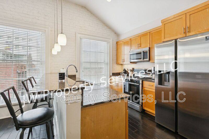 Condo for rent at 339 Corondelet St #4F, New Orleans, LA 70130