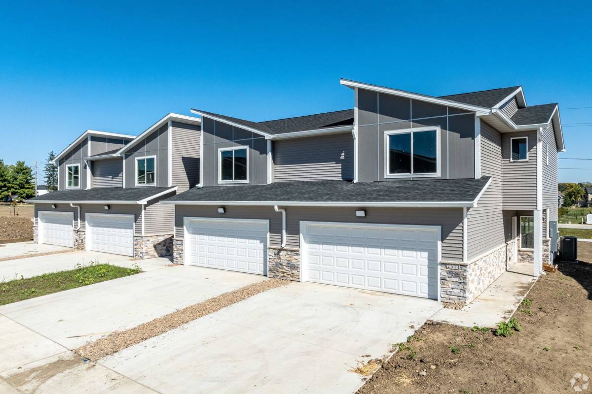 Apartment for rent at 2525 NW Gabus Lane, Grimes, IA 50111