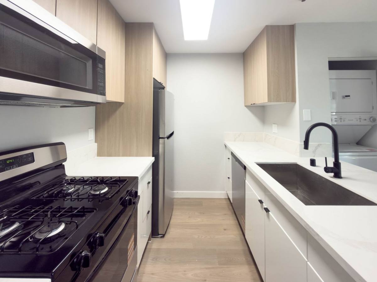 Apartment for rent at 1400 Venice Blvd, Venice, CA 90291