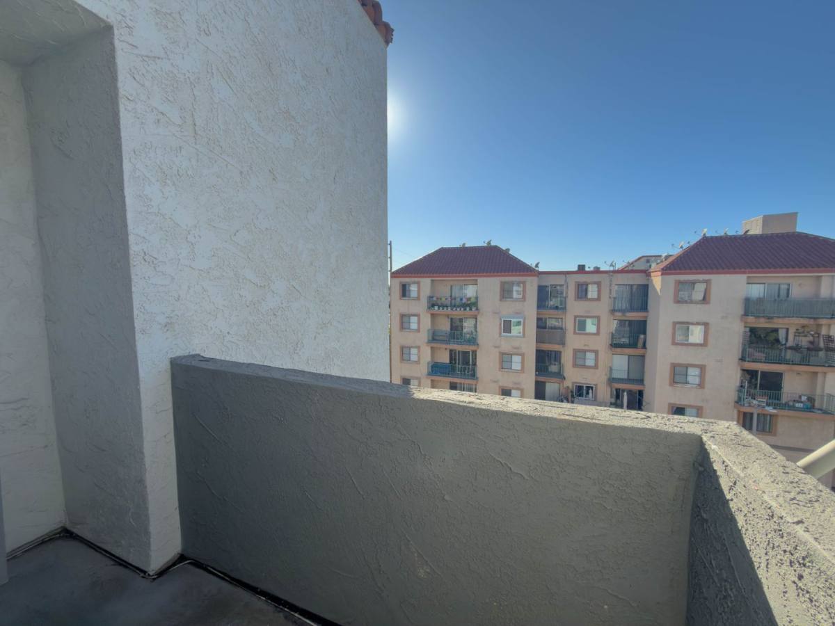 Apartment for rent at 1400 Venice Blvd, Venice, CA 90291