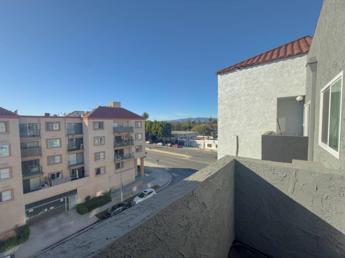 Apartment for rent at 1400 Venice Blvd, Venice, CA 90291